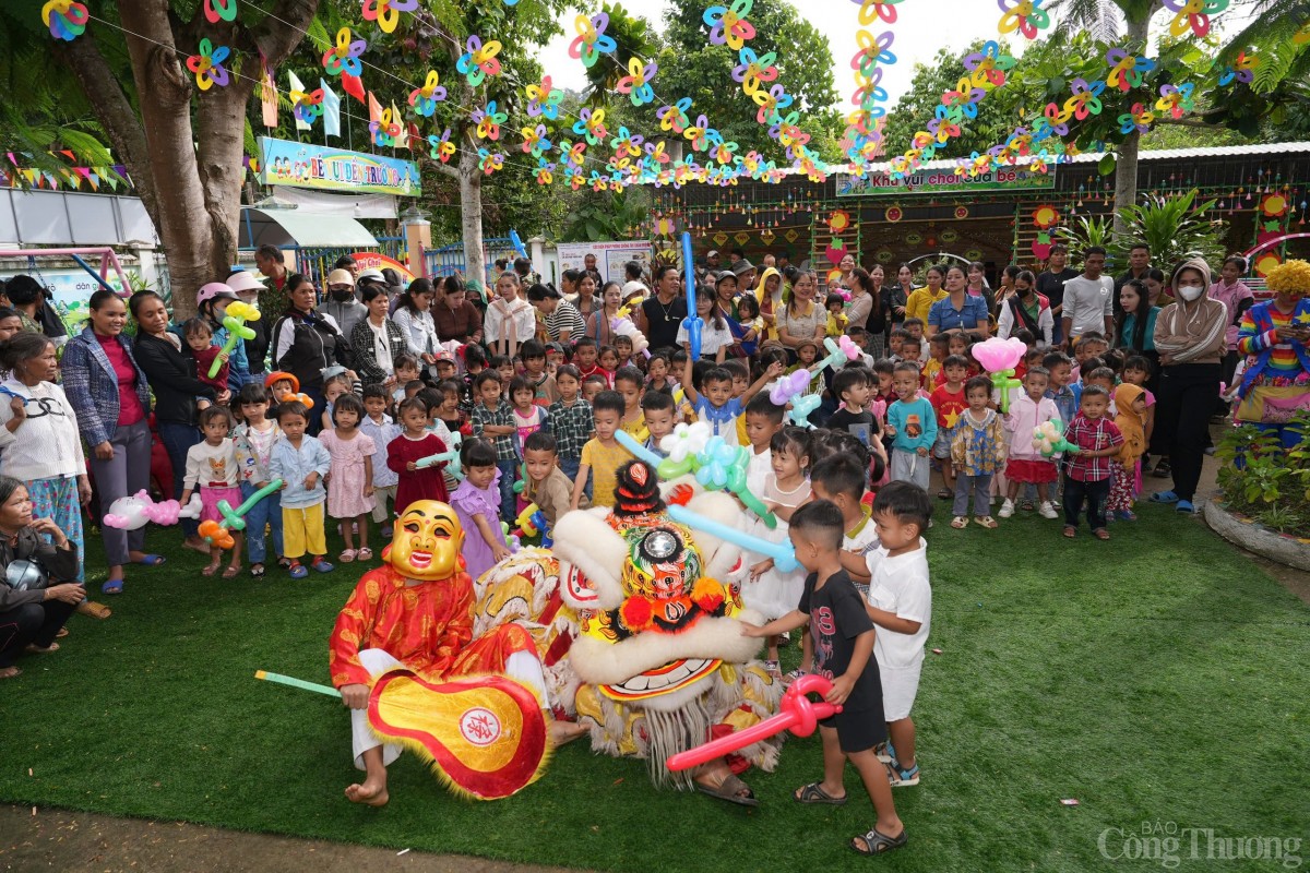 Tổ chức trung thu cho các em nhỏ huyện miền núi Đông Giang Tổ chức trung thu cho các em nhỏ huyện miền núi Đông Giang