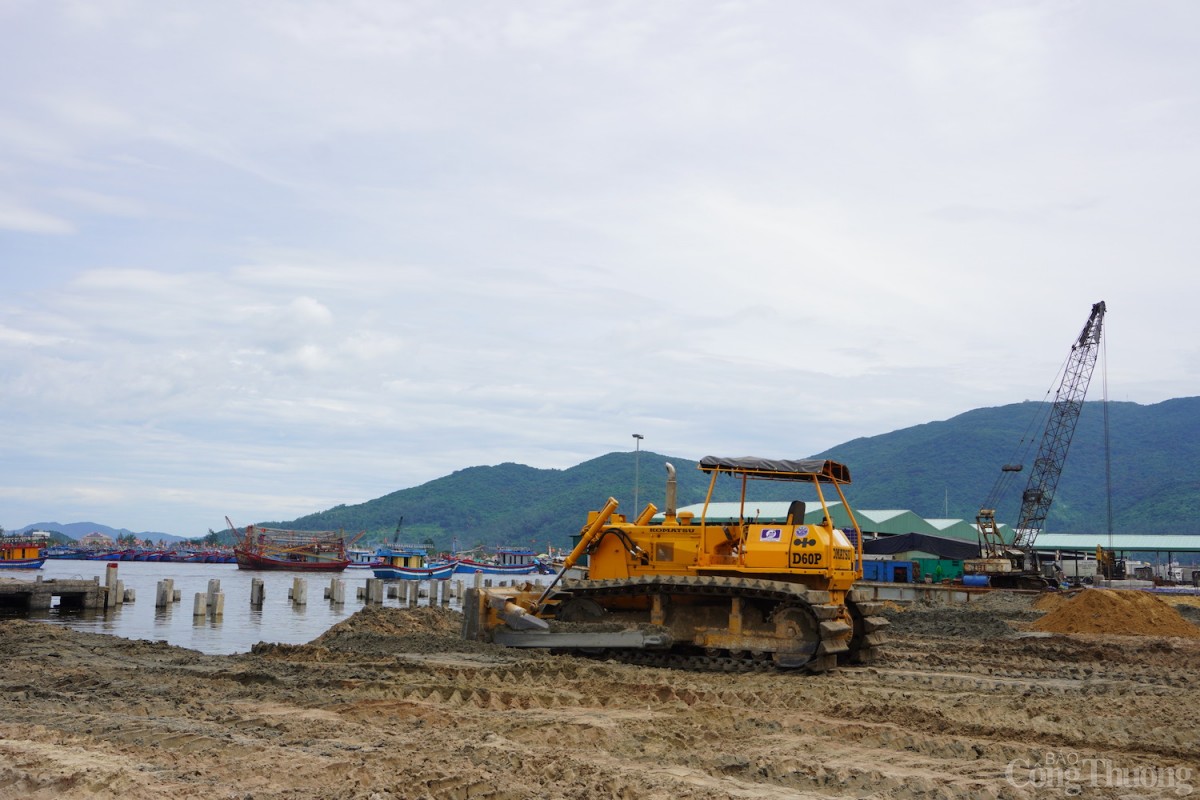 Chính quyền Đà Nẵng đang đầu tư xây dựng nâng cấp, mở rộng cảng cá Thọ Quang giai đoạn 2 với tổng mức đầu tư 250 tỷ đồng.