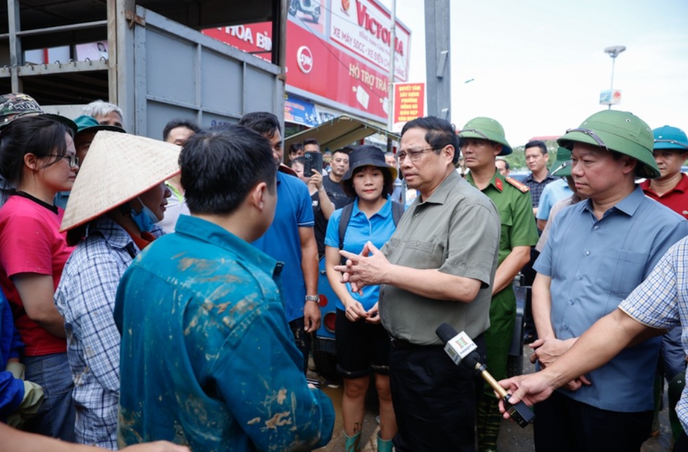 Thủ tướng ân cần thăm hỏi bà con tại phường Hồng Hà. (Ảnh: VGP/Nhật Bắc) Thủ tướng ân cần thăm hỏi bà con tại phường Hồng Hà. (Ảnh: VGP/Nhật Bắc)