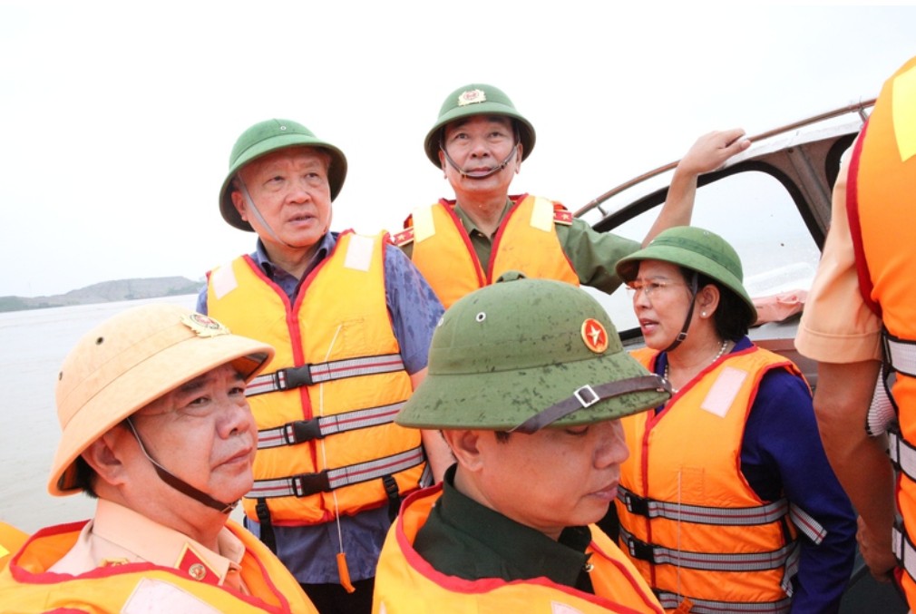 Phó Thủ tướng Thường trực Chính phủ Nguyễn Hòa Bình dành gần 2 tiếng đồng hồ đi cano trên sông Hồng để thị sát tình hình mưa lũ tại Hà Nam. (Ảnh: VGP/Nguyễn Hoàng) Phó Thủ tướng Thường trực Chính phủ Nguyễn Hòa Bình dành gần 2 tiếng đồng hồ đi cano trên sông Hồng để thị sát tình hình mưa lũ tại Hà Nam. (Ảnh: VGP/Nguyễn Hoàng)