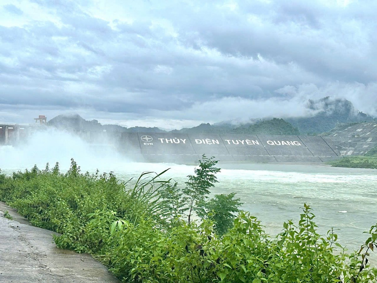 Thủy điện Tuyên Quang đóng tiếp 1 cửa xả đáy Thủy điện Tuyên Quang đóng tiếp 1 cửa xả đáy