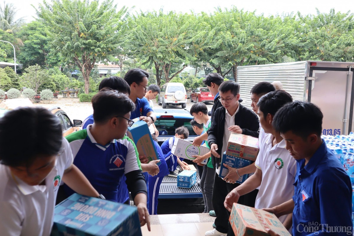 Gần 9.000 chai nước đóng chai