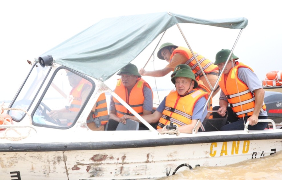 Phó Thủ tướng Thường trực Chính phủ Nguyễn Hòa Bình đi cano dọc tuyến sông Hồng thuộc địa bàn Hưng Yên để thị sát tình hình mưa lũ. (Ảnh: VGP/Nguyễn Hoàng) Phó Thủ tướng Thường trực Chính phủ Nguyễn Hòa Bình đi cano dọc tuyến sông Hồng thuộc địa bàn Hưng Yên để thị sát tình hình mưa lũ. (Ảnh: VGP/Nguyễn Hoàng)