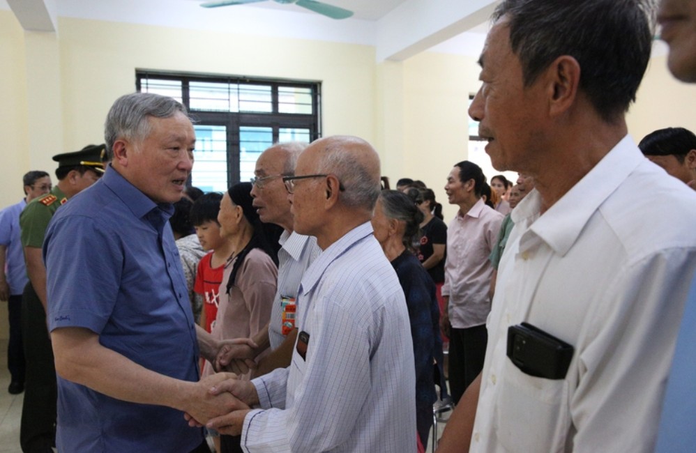 Phó Thủ tướng Nguyễn Hòa Bình thị sát công tác phòng, chống lũ lụt tại Hưng Yên Phó Thủ tướng Nguyễn Hòa Bình thị sát công tác phòng, chống lũ lụt tại Hưng Yên