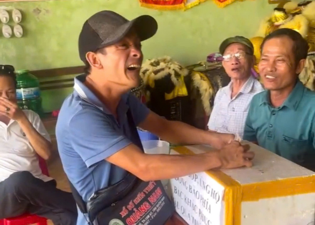 Chàng trai khuyết tật bán vé số ủng hộ tiền giúp đồng bào Tây Bắc gây sốt cộng đồng mạng (Ảnh: Cắt từ clip). Chàng trai khuyết tật bán vé số ủng hộ tiền giúp đồng bào Tây Bắc gây sốt cộng đồng mạng (Ảnh: Cắt từ clip).