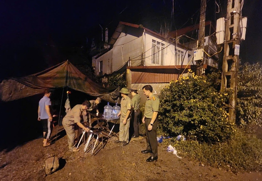 Điểm nóng 24h ngày 12/9: Cảnh báo 10 tỉnh nguy cơ sạt lở; Hà Nội lập 14 chốt cửa khẩu phòng lũ Điểm nóng 24h ngày 12/9: Cảnh báo 10 tỉnh nguy cơ sạt lở; Hà Nội lập 14 chốt cửa khẩu phòng lũ