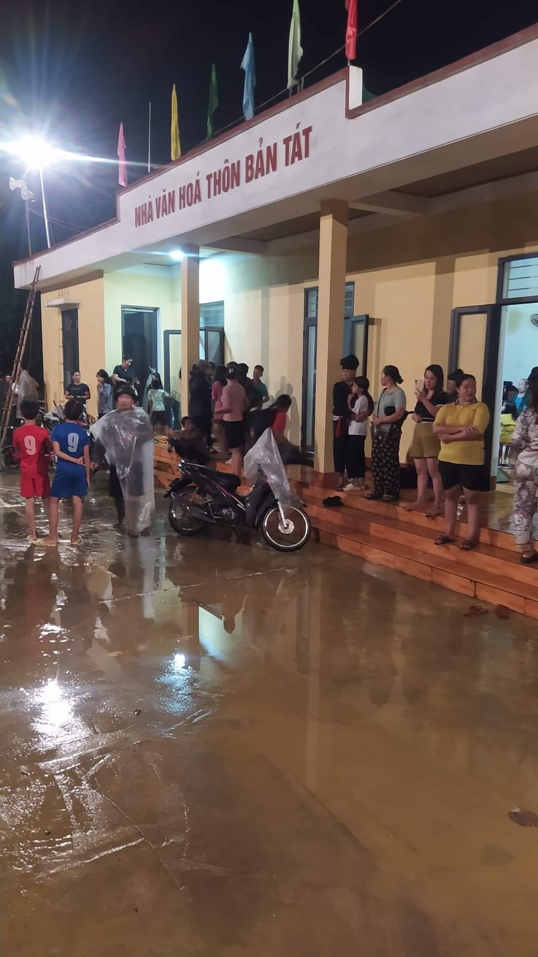 Hình ảnh người dân thôn Bản Tát tập trung tại nhà văn hoá trong đêm (Nguồn: Mạng xã hội) Hình ảnh người dân thôn Bản Tát tập trung tại nhà văn hoá trong đêm (Nguồn: Mạng xã hội)
