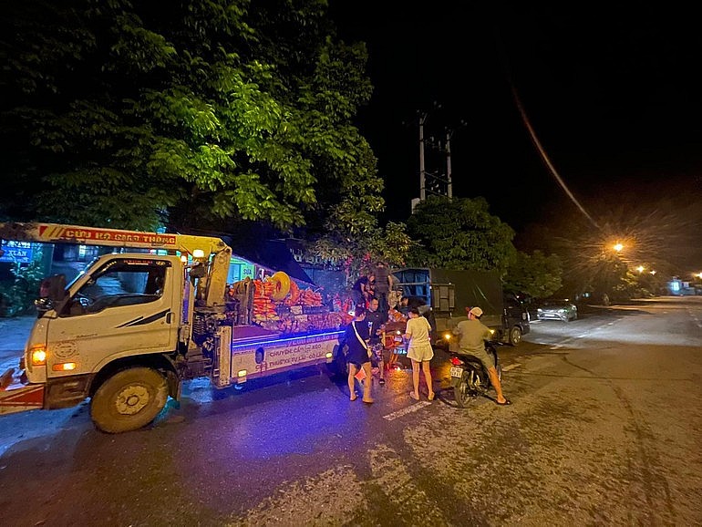 Tình người ấm áp lan tỏa trên những chuyến xe cứu trợ lũ lụt miền Bắc Tình người ấm áp lan tỏa trên những chuyến xe cứu trợ lũ lụt miền Bắc