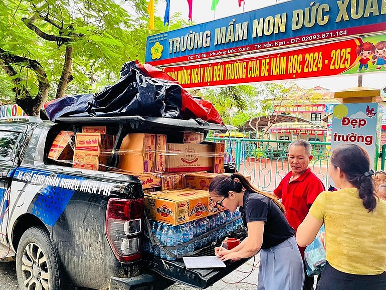 Tình người ấm áp lan tỏa trên những chuyến xe cứu trợ lũ lụt miền Bắc Tình người ấm áp lan tỏa trên những chuyến xe cứu trợ lũ lụt miền Bắc