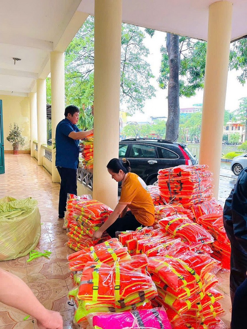 Tình người ấm áp lan tỏa trên những chuyến xe cứu trợ lũ lụt miền Bắc Tình người ấm áp lan tỏa trên những chuyến xe cứu trợ lũ lụt miền Bắc