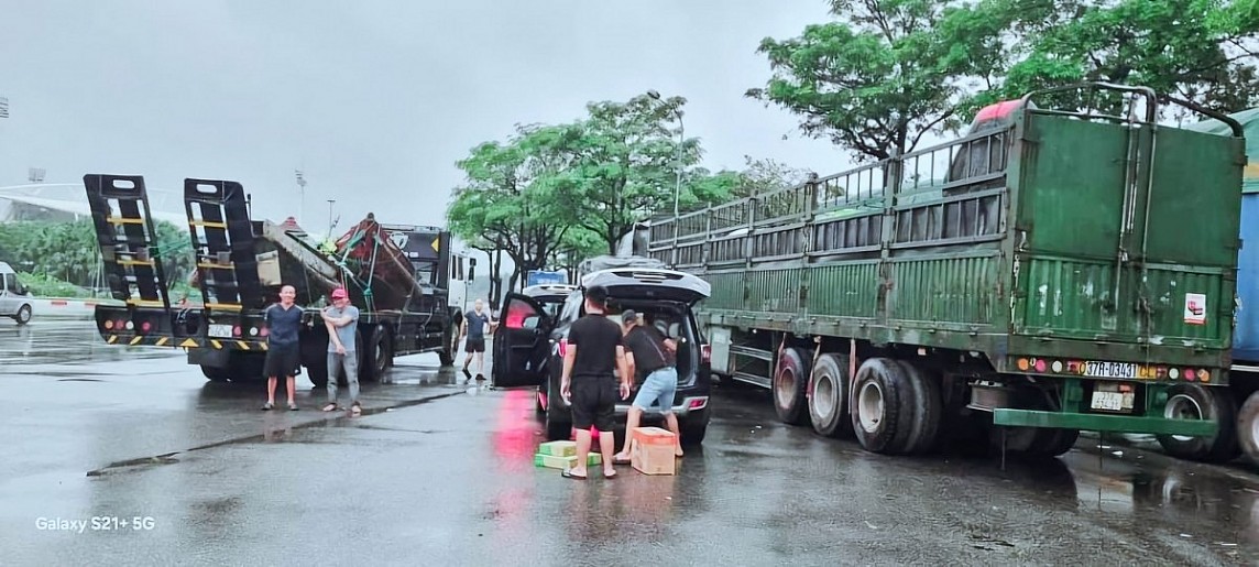 Tình người ấm áp lan tỏa trên những chuyến xe cứu trợ lũ lụt miền Bắc Tình người ấm áp lan tỏa trên những chuyến xe cứu trợ lũ lụt miền Bắc