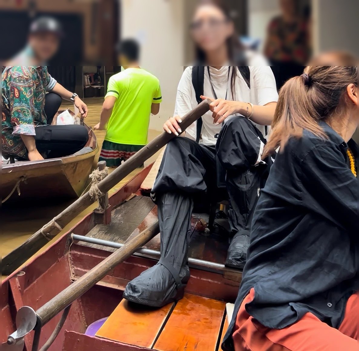 Vợ chồng Ưng Hoàng Phúc, Quế Vân bị chỉ trích khi đi cứu trợ… giữa trung tâm Hà Nội Vợ chồng Ưng Hoàng Phúc, Quế Vân bị chỉ trích khi đi cứu trợ… giữa trung tâm Hà Nội