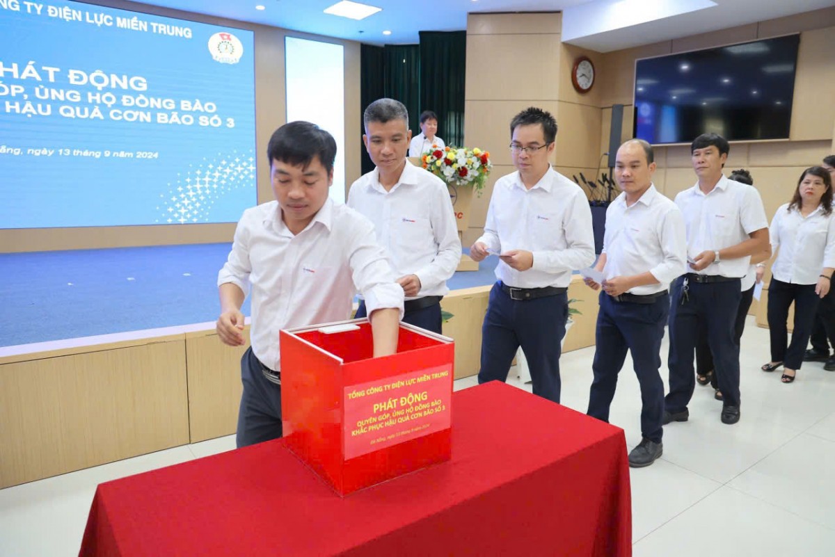 Cán bộ, người lao động EVNCPC tham gia ủng hộ Cán bộ, người lao động EVNCPC tham gia ủng hộ