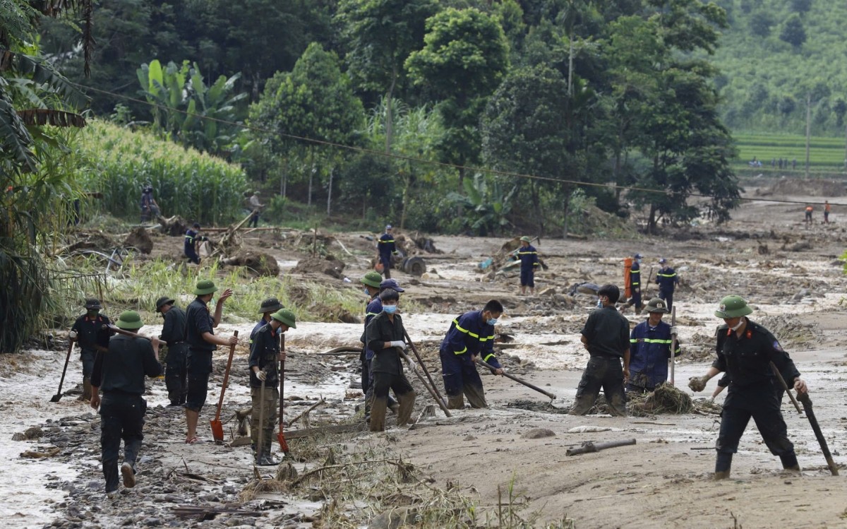 Quản lý thị trường Lào Cai gửi hàng tấn rau củ, bánh mì, thuốc men đến rốn lũ Bảo Yên