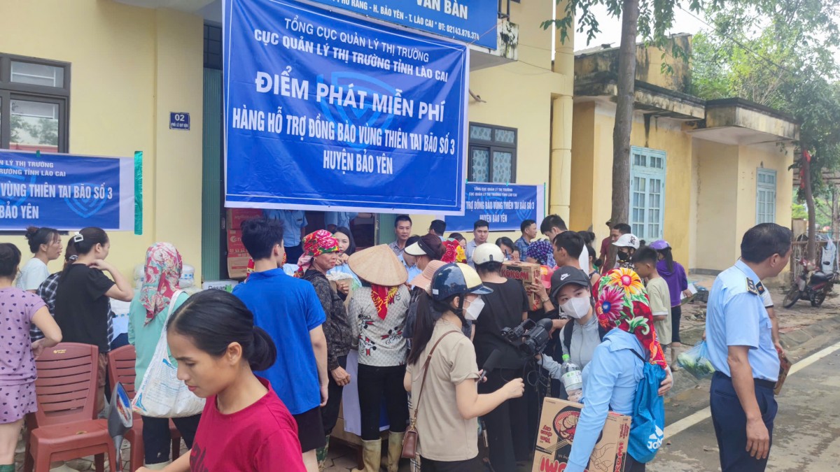 Quản lý thị trường Lào Cai gửi hàng tấn rau củ, bánh mì, thuốc men đến rốn lũ Bảo Yên
