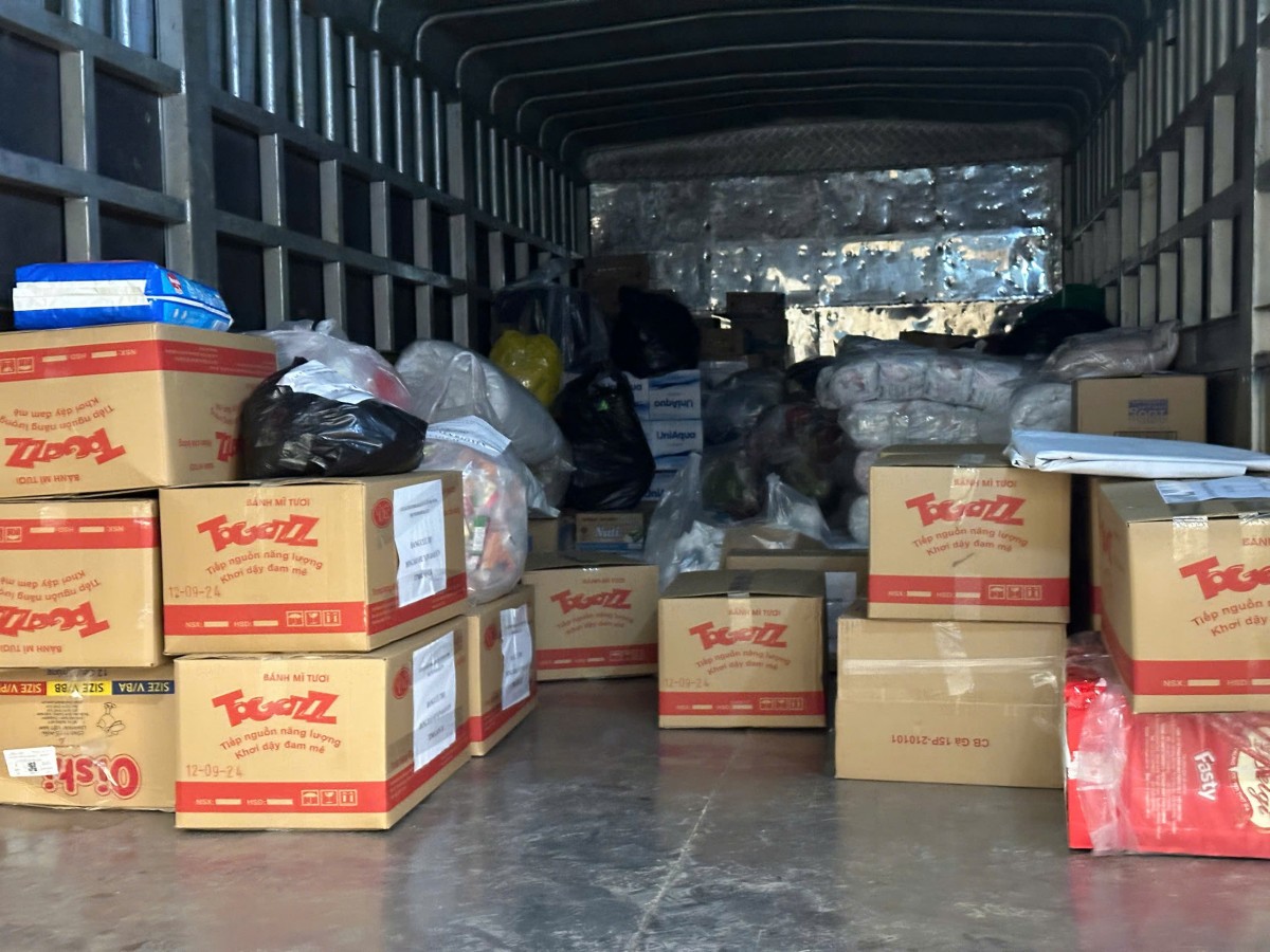 Quản lý thị trường Lào Cai gửi hàng tấn rau củ, bánh mì, thuốc men đến rốn lũ Bảo Yên