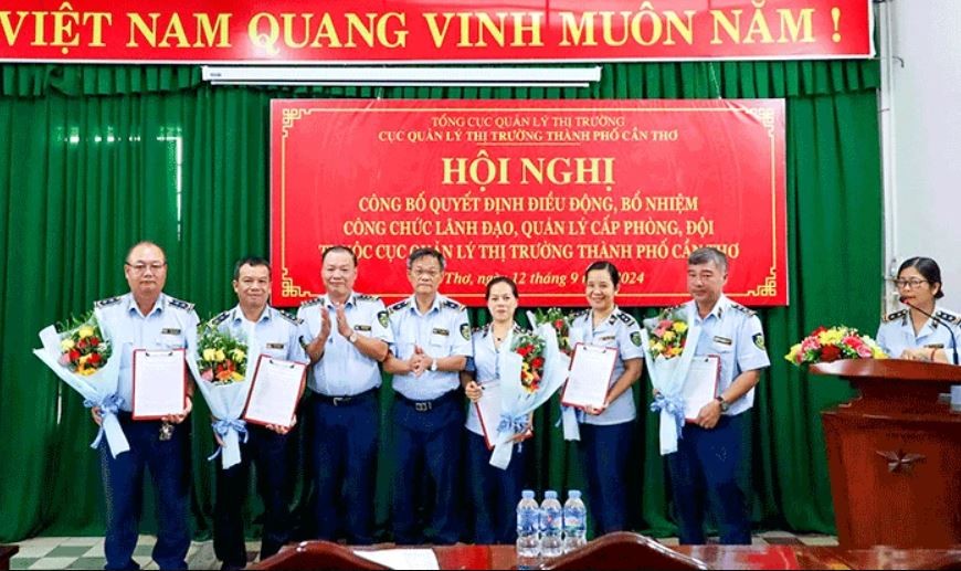 lãnh đạo Cục Quản lý thị trường TP. Cần Thơ trao các quyết định bổ nhiệm, điều động. Ảnh CTO lãnh đạo Cục Quản lý thị trường TP. Cần Thơ trao các quyết định bổ nhiệm, điều động. Ảnh CTO