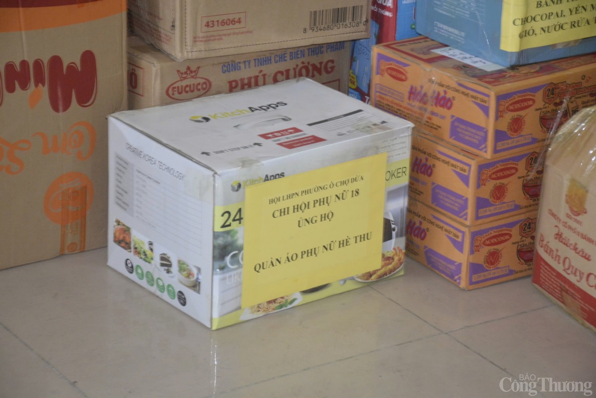 Báo Công Thương tiếp nhận nhiều phần quà hỗ trợ đồng bào vùng lũ lụt Báo Công Thương tiếp nhận nhiều phần quà hỗ trợ đồng bào vùng lũ lụt