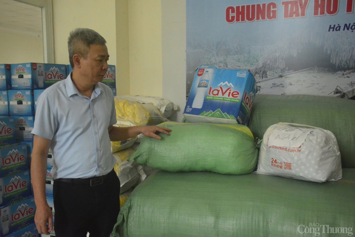 Báo Công Thương tiếp nhận nhiều phần quà hỗ trợ đồng bào vùng lũ lụt Báo Công Thương tiếp nhận nhiều phần quà hỗ trợ đồng bào vùng lũ lụt