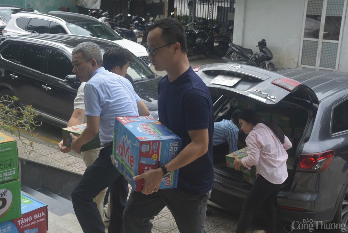 Báo Công Thương tiếp nhận nhiều phần quà hỗ trợ đồng bào vùng lũ lụt Báo Công Thương tiếp nhận nhiều phần quà hỗ trợ đồng bào vùng lũ lụt
