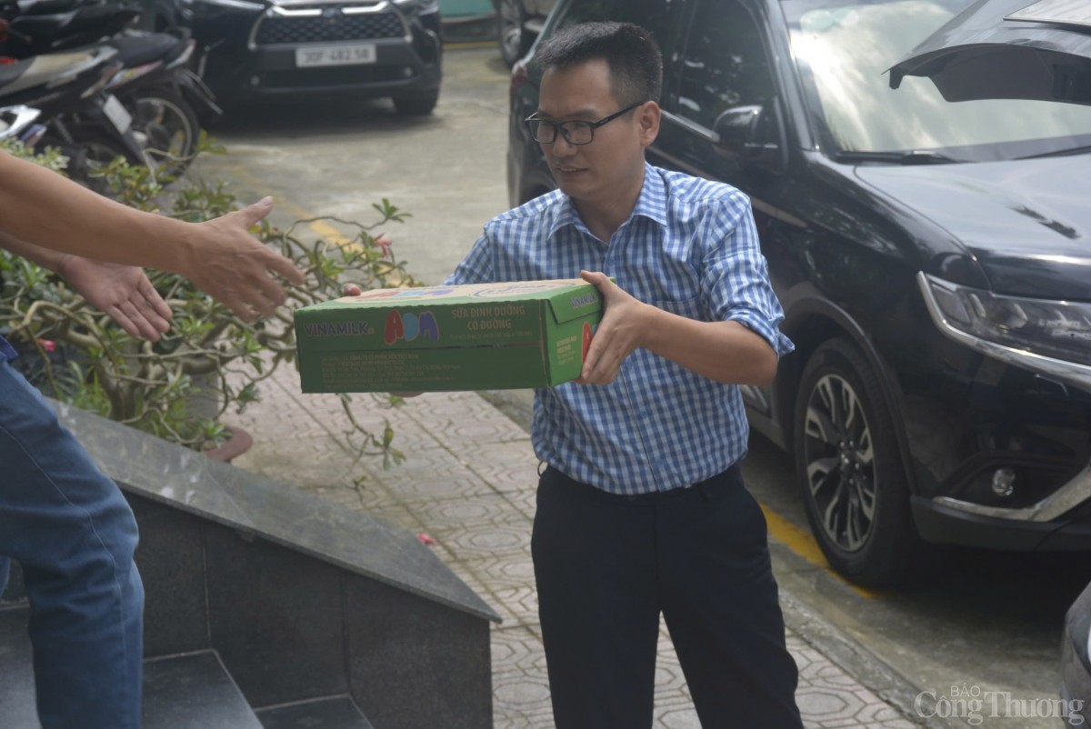 Báo Công Thương tiếp nhận nhiều phần quà hỗ trợ đồng bào vùng lũ lụt Báo Công Thương tiếp nhận nhiều phần quà hỗ trợ đồng bào vùng lũ lụt