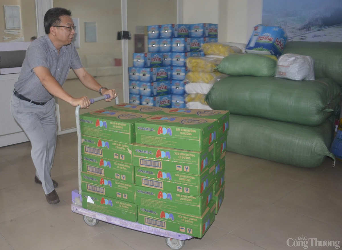 Báo Công Thương tiếp nhận nhiều phần quà hỗ trợ đồng bào vùng lũ lụt Báo Công Thương tiếp nhận nhiều phần quà hỗ trợ đồng bào vùng lũ lụt