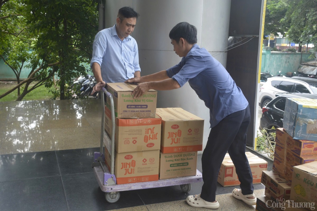 Báo Công Thương tiếp nhận nhiều phần quà hỗ trợ đồng bào vùng lũ lụt Báo Công Thương tiếp nhận nhiều phần quà hỗ trợ đồng bào vùng lũ lụt
