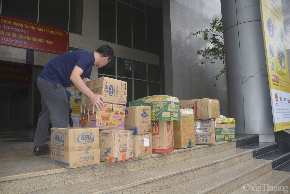 Báo Công Thương tiếp nhận nhiều phần quà hỗ trợ đồng bào vùng lũ lụt Báo Công Thương tiếp nhận nhiều phần quà hỗ trợ đồng bào vùng lũ lụt