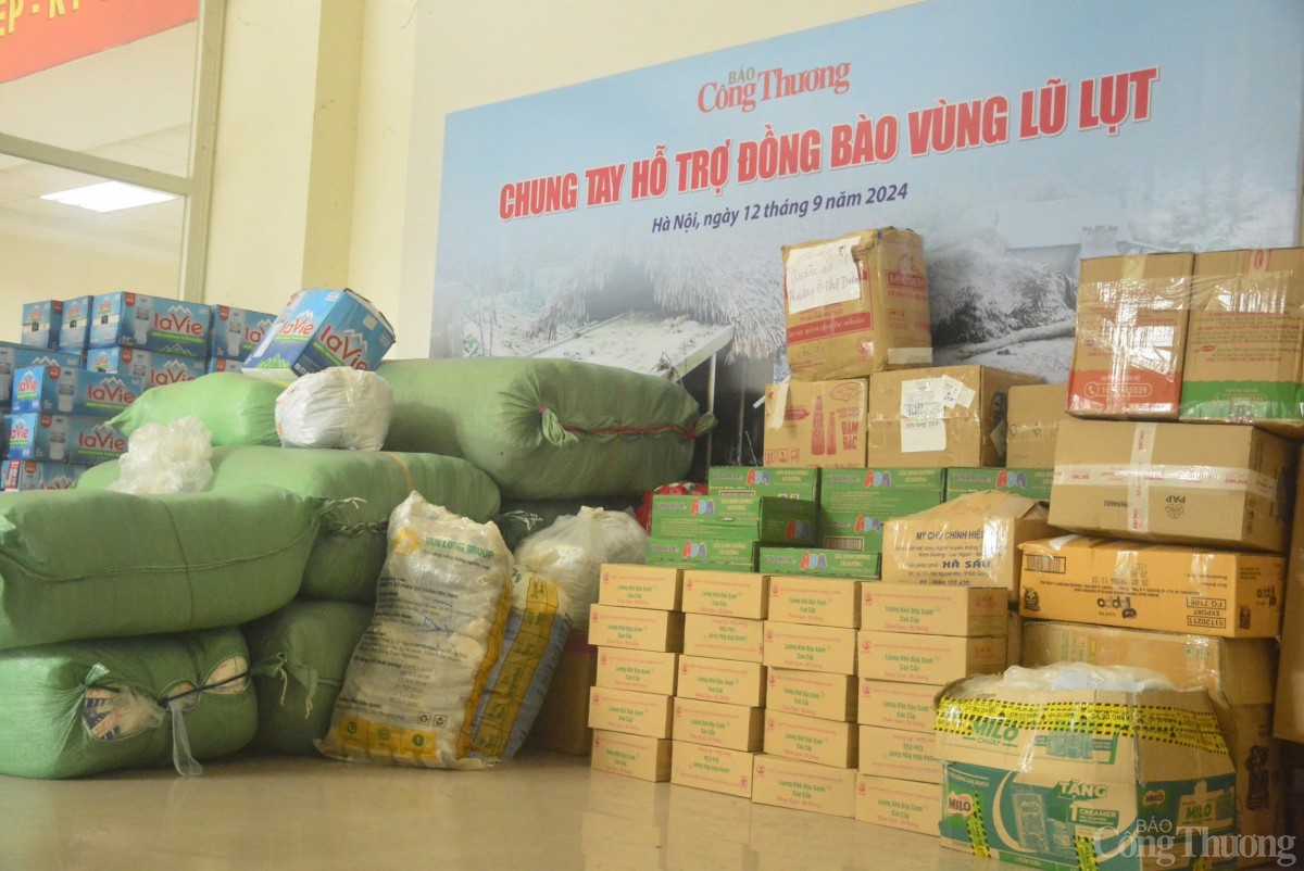 Báo Công Thương tiếp nhận nhiều phần quà hỗ trợ đồng bào vùng lũ lụt Báo Công Thương tiếp nhận nhiều phần quà hỗ trợ đồng bào vùng lũ lụt