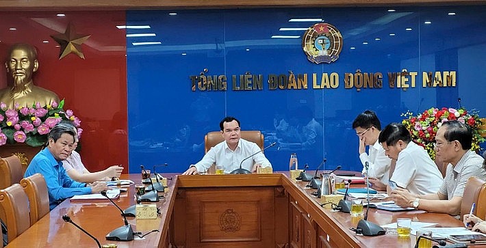 Ủy viên Trung ương Đảng, Bí thư Đảng đoàn, Chủ tịch Tổng Liên đoàn Lao động Việt Nam Nguyễn Đình Khang chủ trì cuộc họp. Ảnh: Quang Hùng Ủy viên Trung ương Đảng, Bí thư Đảng đoàn, Chủ tịch Tổng Liên đoàn Lao động Việt Nam Nguyễn Đình Khang chủ trì cuộc họp. Ảnh: Quang Hùng