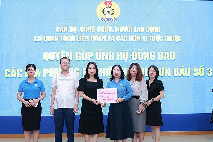 Phó Chủ tịch Thường trực Tổng Liên đoàn Lao động Việt Nam Thái Thu Xương nhận quyên góp ủng hộ đồng bào bị thiệt hại do bão số 3 từ các đơn vị. Ảnh: Hải Nguyễn Phó Chủ tịch Thường trực Tổng Liên đoàn Lao động Việt Nam Thái Thu Xương nhận quyên góp ủng hộ đồng bào bị thiệt hại do bão số 3 từ các đơn vị. Ảnh: Hải Nguyễn