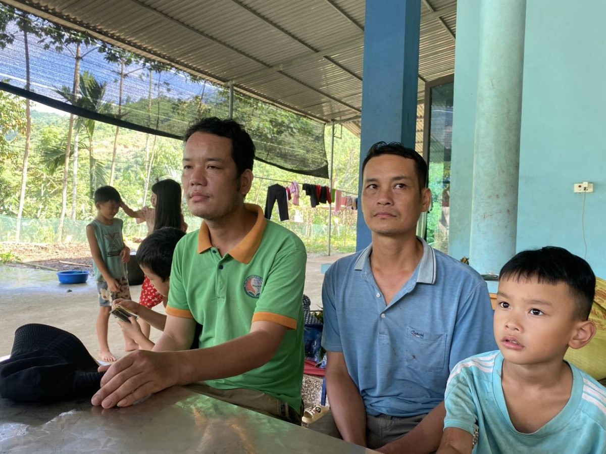 Ông Hoàng Văn Tiện và Hoàng Văn Duân (Ảnh: Cổng Thông tin điện tử Công an tỉnh Lào Cai) Ông Hoàng Văn Tiện và Hoàng Văn Duân (Ảnh: Cổng Thông tin điện tử Công an tỉnh Lào Cai)