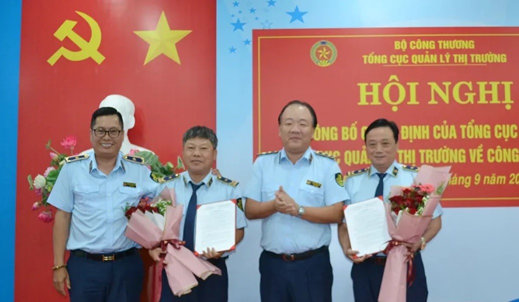 Lãnh đạo Tổng cục Quản lý thị trường chúc mừng ông Trần Văn Tuấn (thứ 2 từ trái qua) và ông Võ Khắc Như (bìa phải). Ảnh Phương Hằng Lãnh đạo Tổng cục Quản lý thị trường chúc mừng ông Trần Văn Tuấn (thứ 2 từ trái qua) và ông Võ Khắc Như (bìa phải). Ảnh Phương Hằng