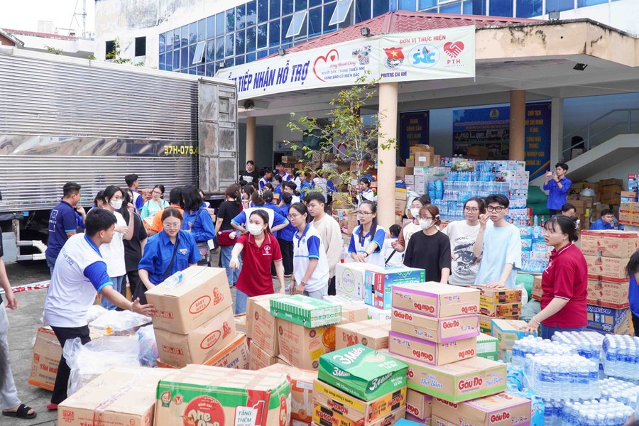 Điểm tập kết hàng hoá hỗ trợ người dân vùng các tỉnh miền Bắc bị ảnh hưởng bởi bão lũ. Điểm tập kết hàng hoá hỗ trợ người dân vùng các tỉnh miền Bắc bị ảnh hưởng bởi bão lũ.