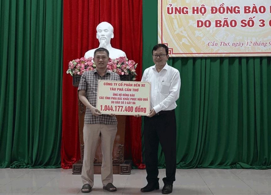 Nguyễn Trung Nhân (bên phải), Ủy viên Ban Thường vụ Thành ủy, Chủ tịch Ủy ban MTTQVN thành phố, tiếp nhận bảng tượng trưng đơn vị đóng góp tại lễ phát động. Nguyễn Trung Nhân (bên phải), Ủy viên Ban Thường vụ Thành ủy, Chủ tịch Ủy ban MTTQVN thành phố, tiếp nhận bảng tượng trưng đơn vị đóng góp tại lễ phát động.