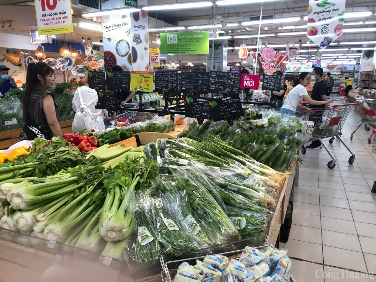 Hà Nội: Thực phẩm tại chợ dân sinh “nhảy múa” sau cơn bão số 3 Hà Nội: Thực phẩm tại chợ dân sinh “nhảy múa” sau cơn bão số 3