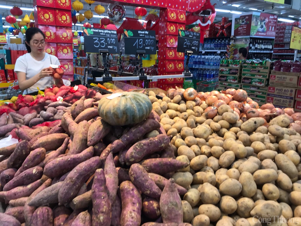 Hà Nội: Thực phẩm tại chợ dân sinh “nhảy múa” sau cơn bão số 3 Hà Nội: Thực phẩm tại chợ dân sinh “nhảy múa” sau cơn bão số 3