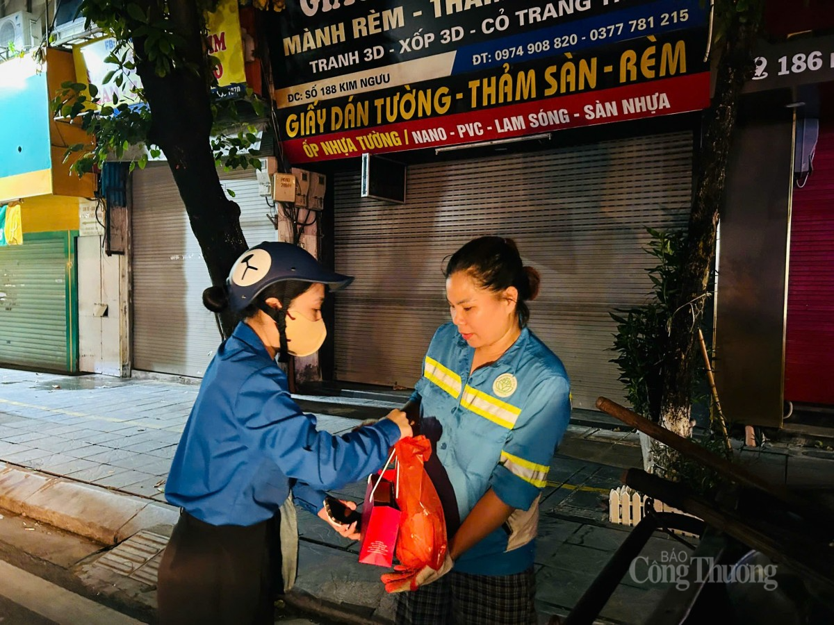 Những món quà trao đi, sự sẻ chia ở lại