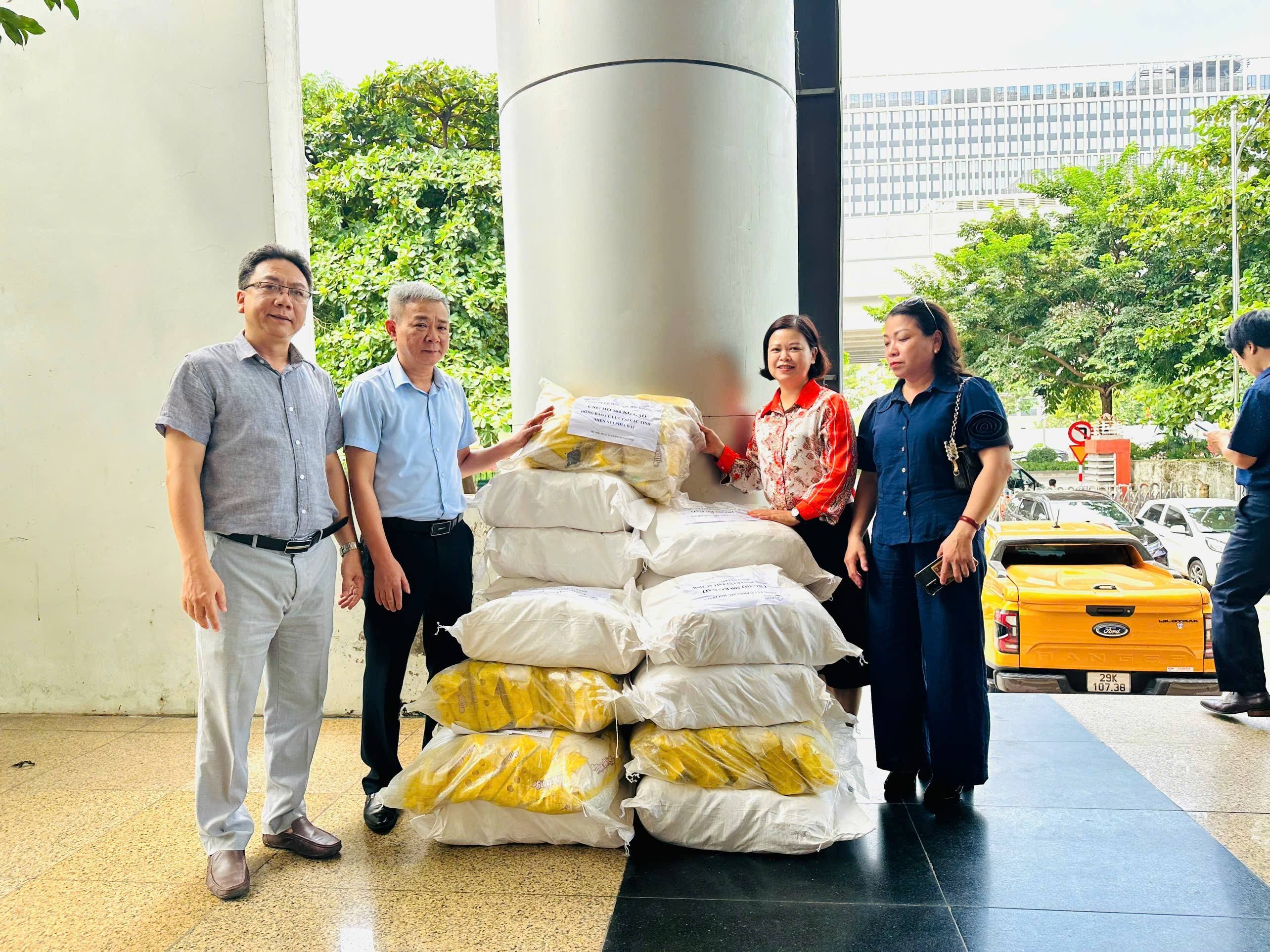 Báo Công Thương tiếp nhận nhiều phần quà hỗ trợ đồng bào vùng lũ lụt Báo Công Thương tiếp nhận nhiều phần quà hỗ trợ đồng bào vùng lũ lụt