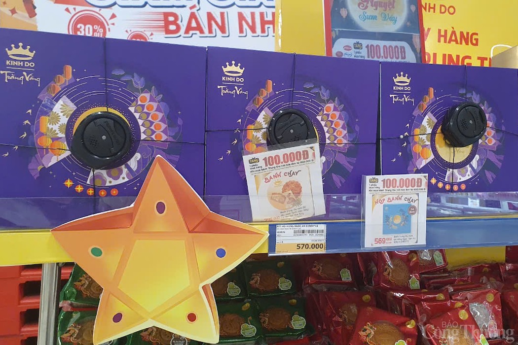 Ngoài sản phẩm bánh trung thu bình thường, các cửa hàng còn nhập bánh trung thu nhân chay dành cho nhóm khách hàng ăn chay