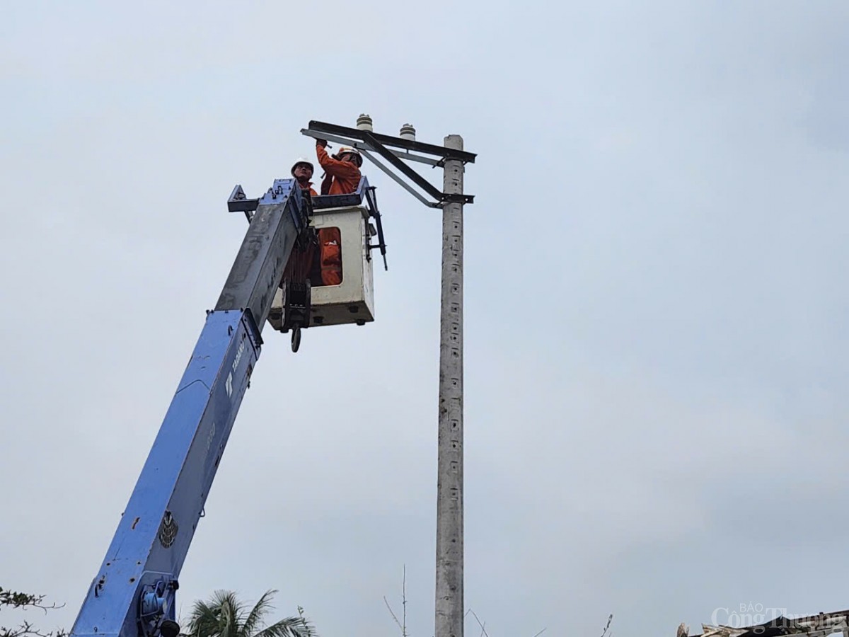 Đêm trắng của những người thợ điện ở Quảng Ninh Đêm trắng của những người thợ điện ở Quảng Ninh