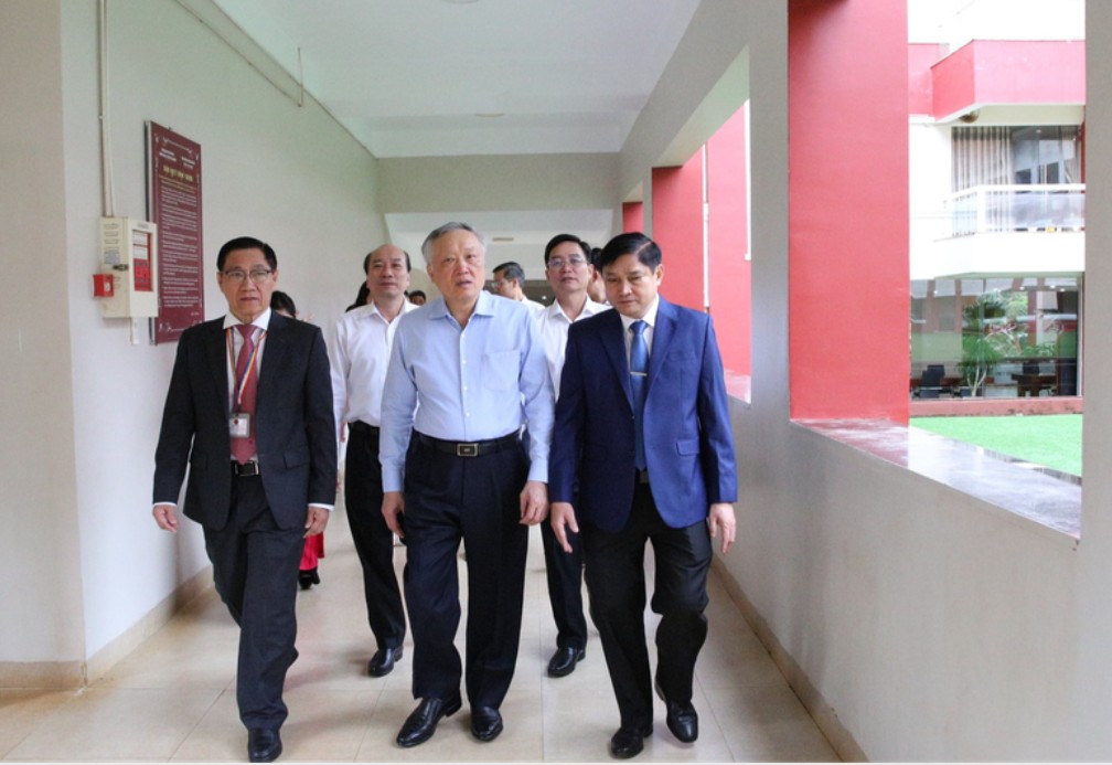 Phó Thủ tướng Thường trực Chính phủ Nguyễn Hòa Bình thăm Trường Tiểu học, THCS và THPT Hoàng Việt. (Ảnh: VGP/Nguyễn Hoàng) Phó Thủ tướng Thường trực Chính phủ Nguyễn Hòa Bình thăm Trường Tiểu học, THCS và THPT Hoàng Việt. (Ảnh: VGP/Nguyễn Hoàng)