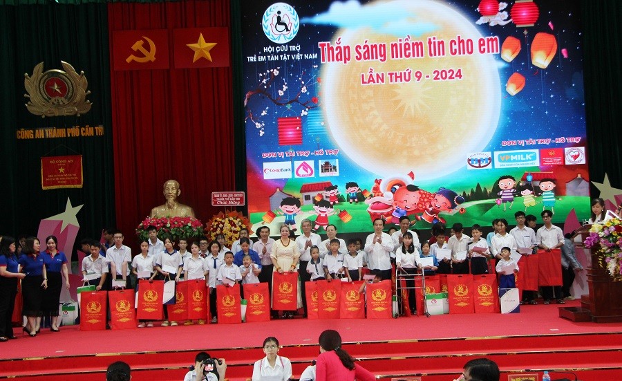 Các trẻ em khuyết tật tiêu biểu nhận quà từ lãnh đạo thành phố và Ban tổ chức chương trình.