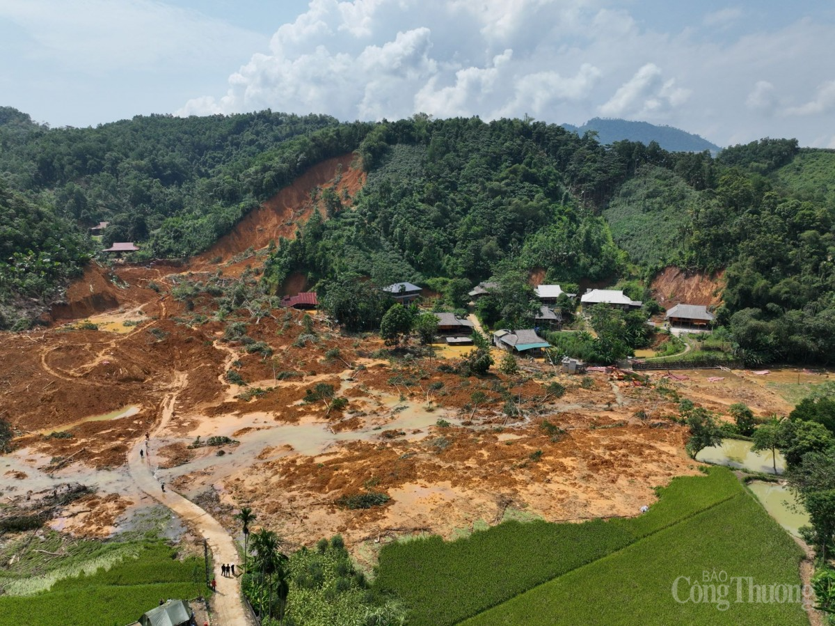 Trước đó, Vào khoảng 2h sáng ngày 10/9, tại thôn Át Thượng, xã Minh Xuân, huyện Lục Yên, tỉnh Yên Bái xảy ra vụ sạt lở đất nghiêm trọng, vùi lấp hoàn toàn 5 hộ gia đình sinh sống phía dưới chân đồi.