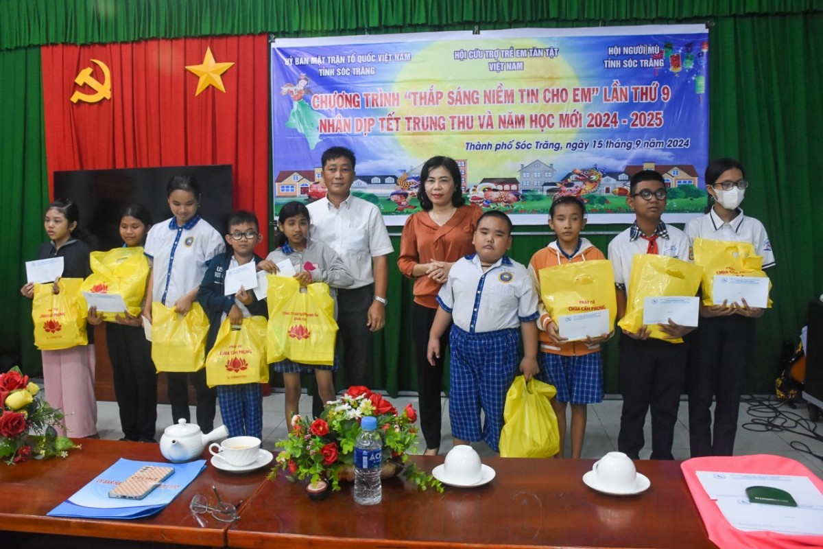 Ban tổ chức tặng quà cho trẻ em khuyết tật. Ảnh: MAI KHÔI Ban tổ chức tặng quà cho trẻ em khuyết tật. Ảnh: MAI KHÔI