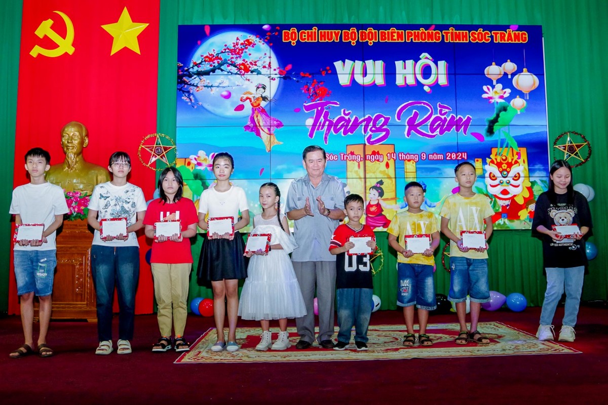 Đại tá Trịnh Kim Khâm - Chỉ huy trưởng Bộ đội Biên phòng tỉnh Sóc Trăng trao quà cho các cháu thiếu niên, nhi đồng. Đại tá Trịnh Kim Khâm - Chỉ huy trưởng Bộ đội Biên phòng tỉnh Sóc Trăng trao quà cho các cháu thiếu niên, nhi đồng.