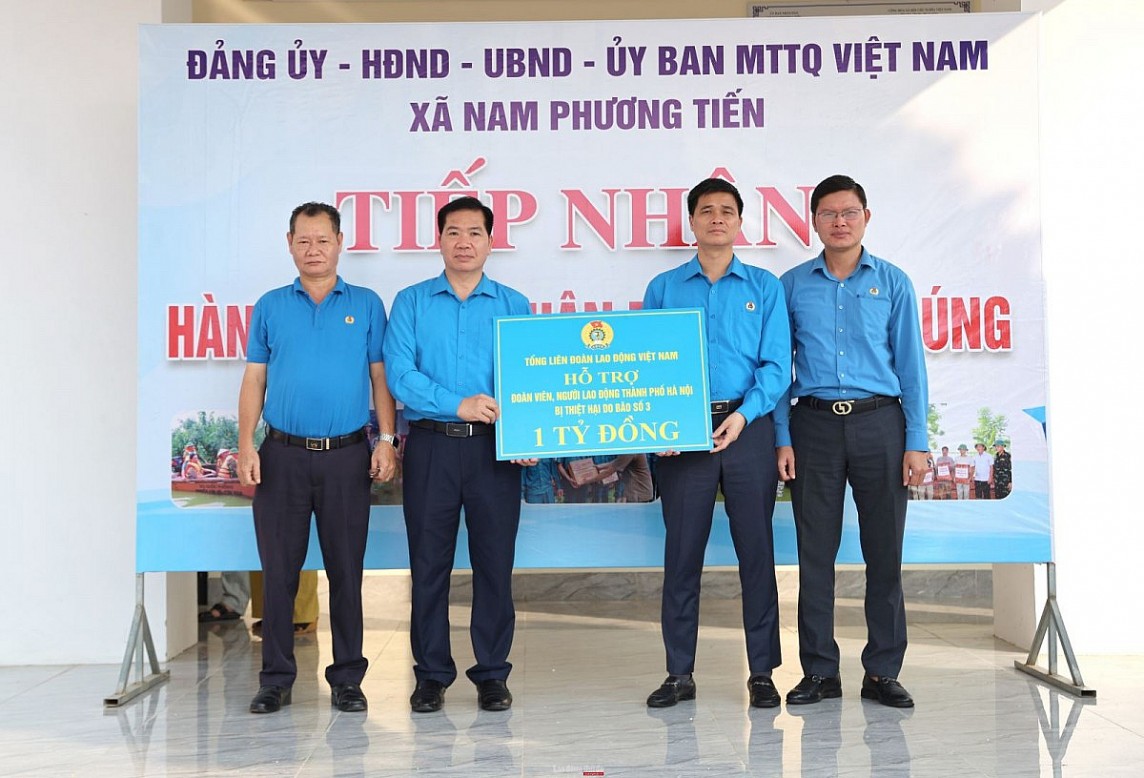 Lãnh đạo Tổng LĐLĐ Việt Nam trao số tiền hỗ trợ 1 tỷ đồng cho đoàn viên, người lao động Thủ đô bị ảnh hưởng bởi bão lũ. Lãnh đạo Tổng LĐLĐ Việt Nam trao số tiền hỗ trợ 1 tỷ đồng cho đoàn viên, người lao động Thủ đô bị ảnh hưởng bởi bão lũ.