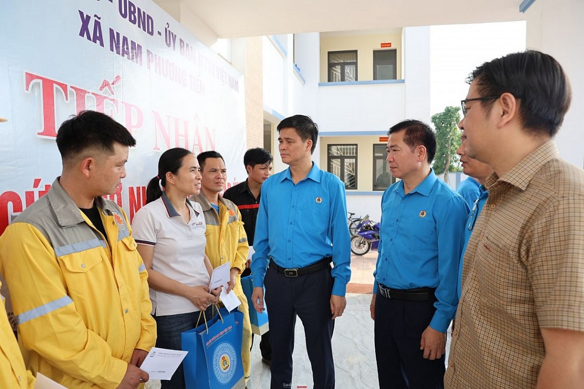 Lãnh đạo Tổng LĐLĐ Việt Nam thăm, tặng quà cho lao động bị ảnh hưởng lũ lụt. Lãnh đạo Tổng LĐLĐ Việt Nam thăm, tặng quà cho lao động bị ảnh hưởng lũ lụt.
