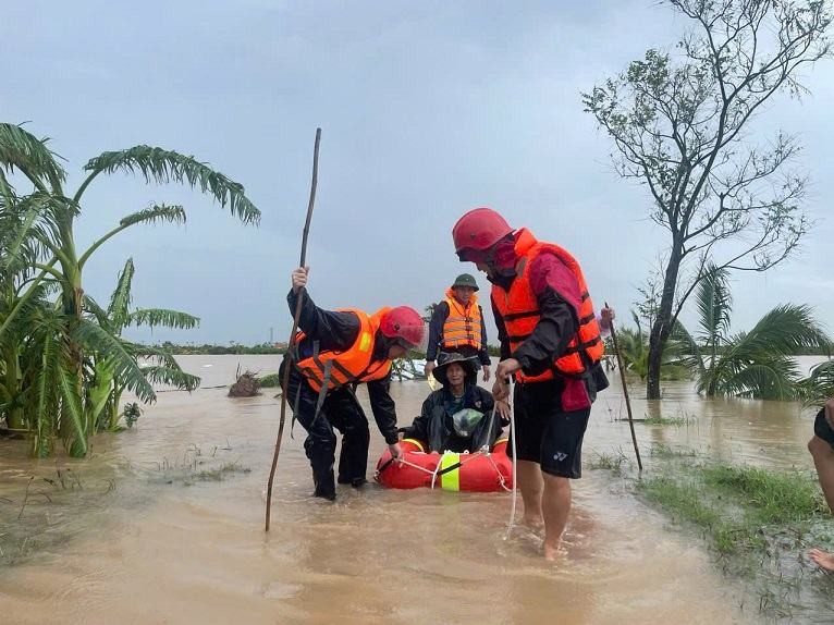 Công an huyện Thanh Hà đưa người dân ra khỏi vùng lũ Công an huyện Thanh Hà đưa người dân ra khỏi vùng lũ
