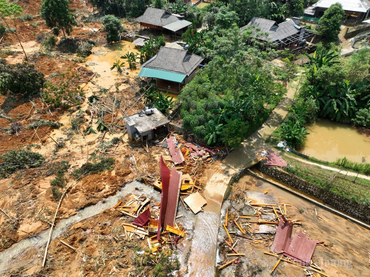 Những gì còn sót lại sau vụ sạt lở đất, nhà cửa cây cối hoang tàn